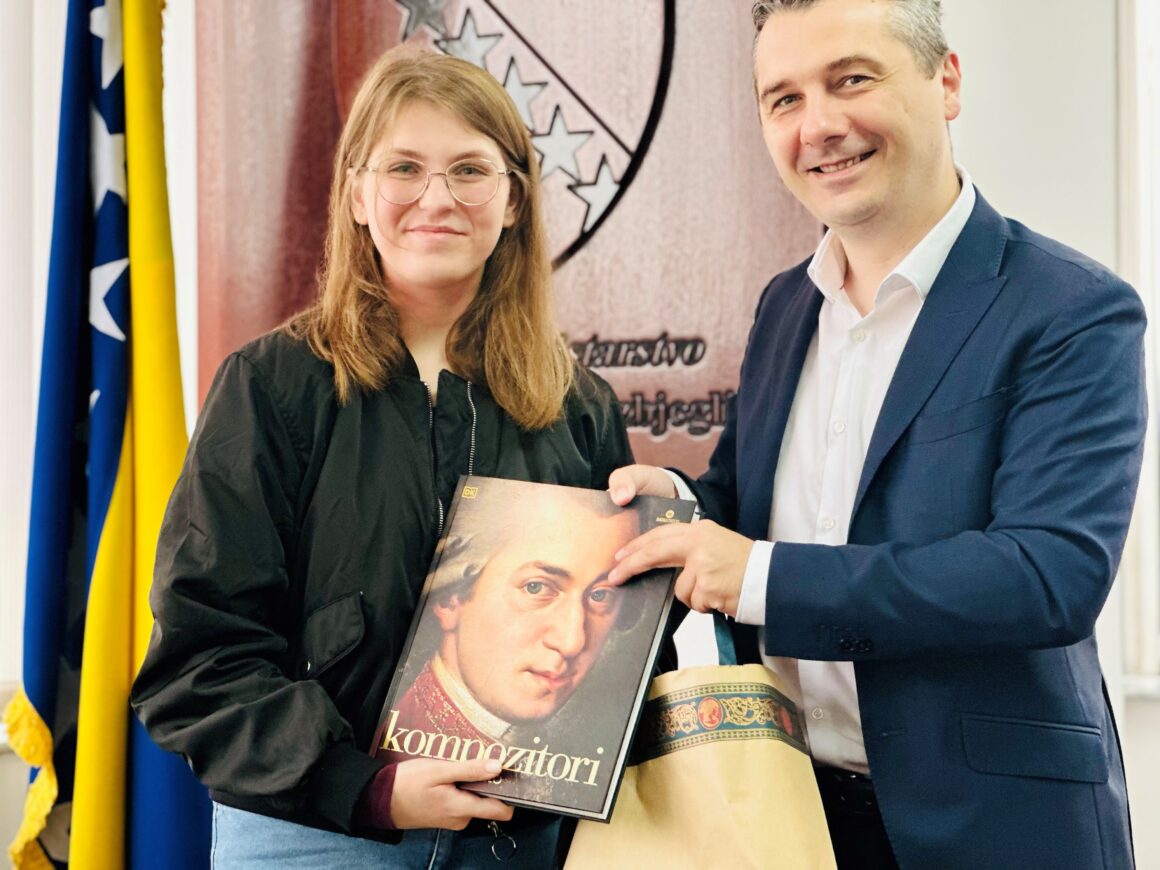 Učenicu generacije iz povratničkog mjesta Križevići primio ministar Nerin Dizdar