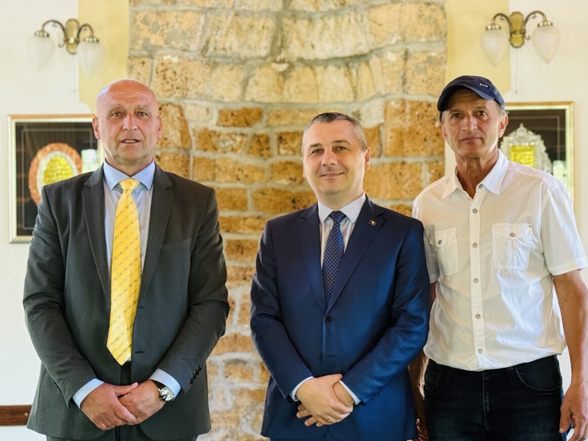 Ministar Dizdar u posjeti Čajniču: Završena ulična rasvjeta u naselju Miljeno, dogovoren je nastavak izgradnje infrastrukture