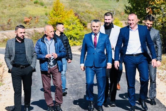 Ministar Nerin Dizdar u posjeti opštini Pale: Završeno asfaltiranje puta u povratničkom mjestu Bogovići Ministar Nerin Dizdar u posjeti opštini Pale: Završeno asfaltiranje puta u povratničkom mjestu Bogovići