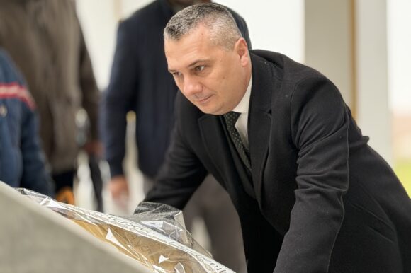 Ministar Nerin Dizdar u Kotor Varoši: Najveća prijetnja sigurnosti društva je zabrana sjećanja Ministar Nerin Dizdar u Kotor Varoši: Najveća prijetnja sigurnosti društva je zabrana sjećanja