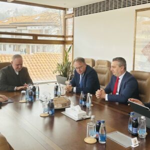 Premijer Nikšić sa reisu-l-ulemom Kavazovićem: Vlada Federacije BiH i Islamska zajednica jačaju saradnju i podršku ključnim projektima Premijer Nikšić sa reisu-l-ulemom Kavazovićem: Vlada Federacije BiH i Islamska zajednica jačaju saradnju i podršku ključnim projektima