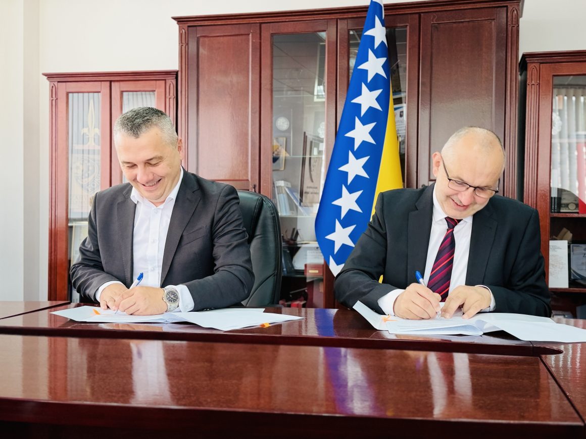 Federalno ministarstvo raseljenih osoba i izbjeglica i Muftijstvo sarajevsko potpisali ugovor o obnovi studentskog smještaja za mlade iz povratničkih sredina Federalno ministarstvo raseljenih osoba i izbjeglica i Muftijstvo sarajevsko potpisali ugovor o obnovi studentskog smještaja za mlade iz povratničkih sredina