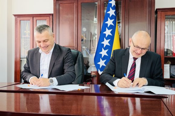 Federalno ministarstvo raseljenih osoba i izbjeglica i Muftijstvo sarajevsko potpisali ugovor o obnovi studentskog smještaja za mlade iz povratničkih sredina Federalno ministarstvo raseljenih osoba i izbjeglica i Muftijstvo sarajevsko potpisali ugovor o obnovi studentskog smještaja za mlade iz povratničkih sredina