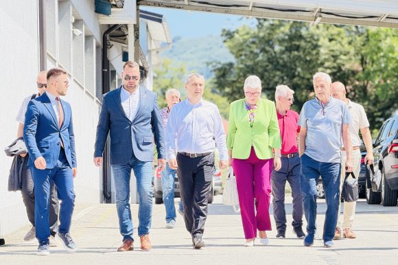 Federalni ministar Nerin Dizdar u posjeti Busovači: Podrška projektima važnim za održiv povratak Federalni ministar Nerin Dizdar u posjeti Busovači: Podrška projektima važnim za održiv povratak