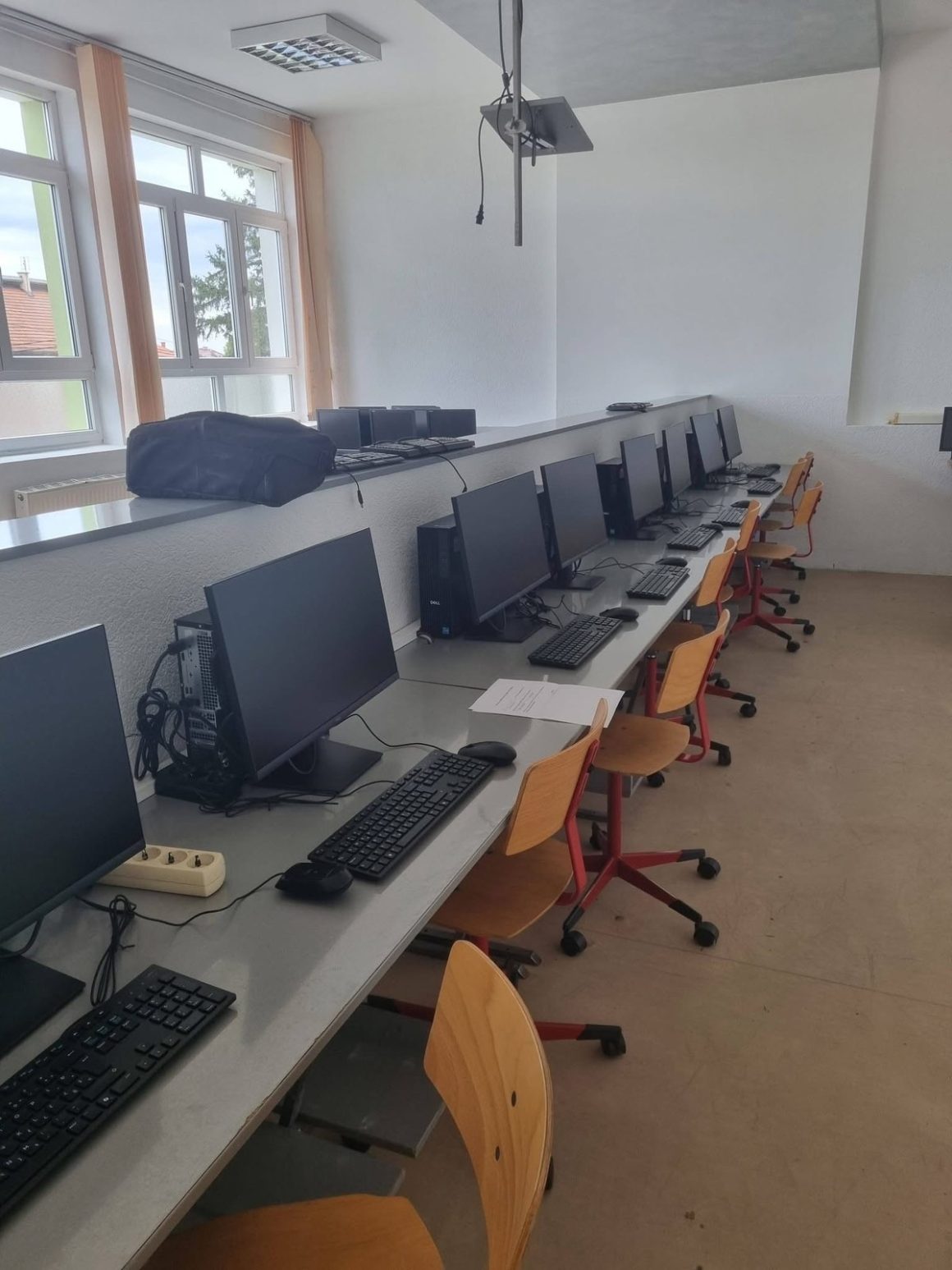 Preko 70 povratničkih škola dobilo „pametne učionice“ Preko 70 povratničkih škola dobilo „pametne učionice“
