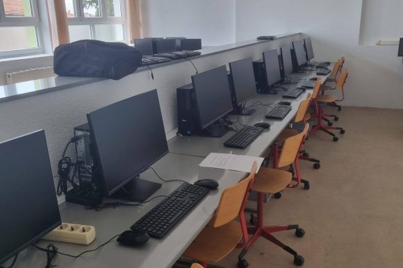 Preko 70 povratničkih škola dobilo „pametne učionice“ Preko 70 povratničkih škola dobilo „pametne učionice“