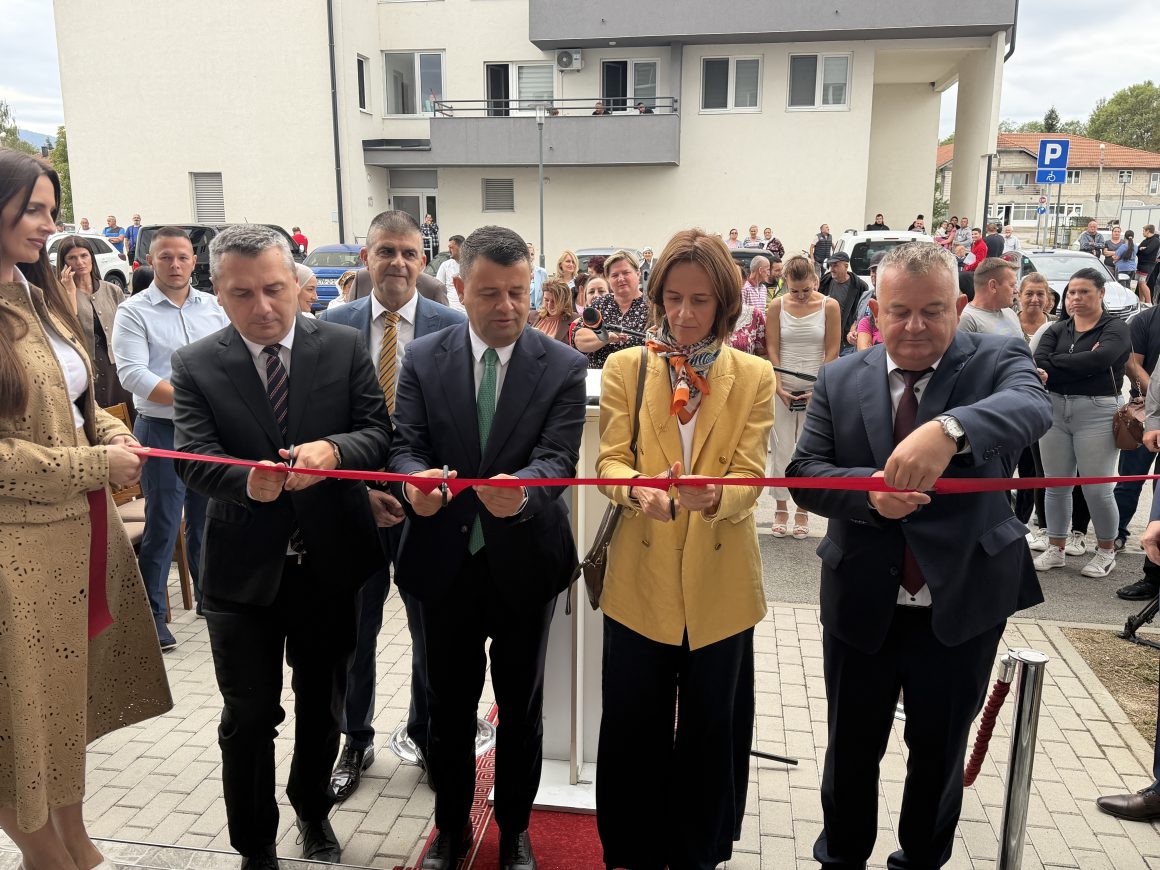 U Živinicama 24 porodice dobile ključeve novih domova kroz projekat CEB II U Živinicama 24 porodice dobile ključeve novih domova kroz projekat CEB II